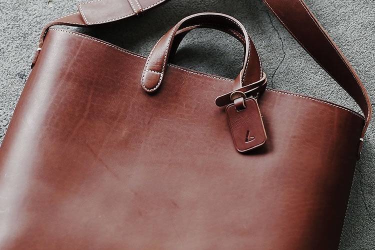 トラ」――革に刻まれた、天然の証。 – 土屋鞄製造所