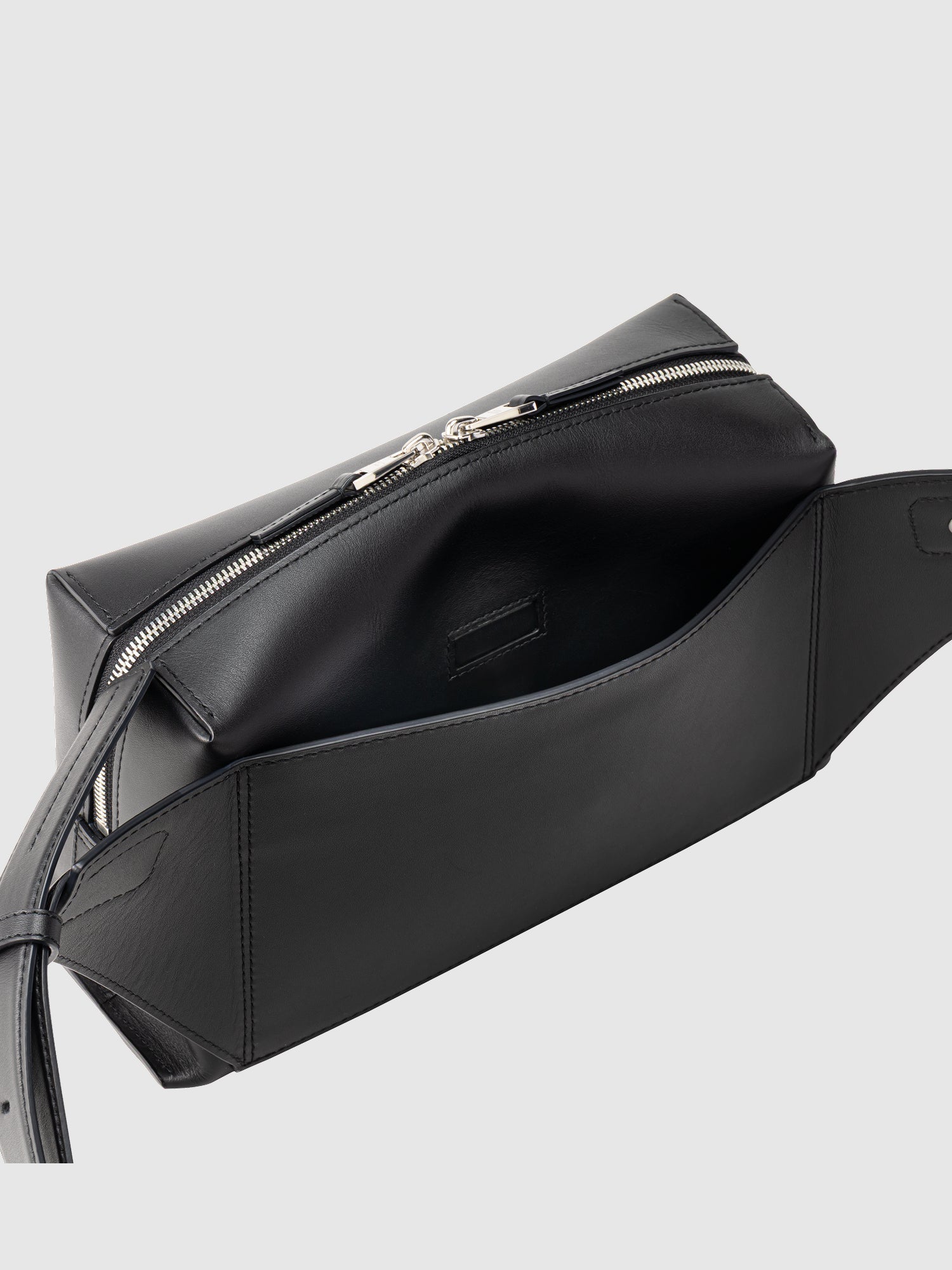 【新発売】ストレイヴン クロスボディバッグ