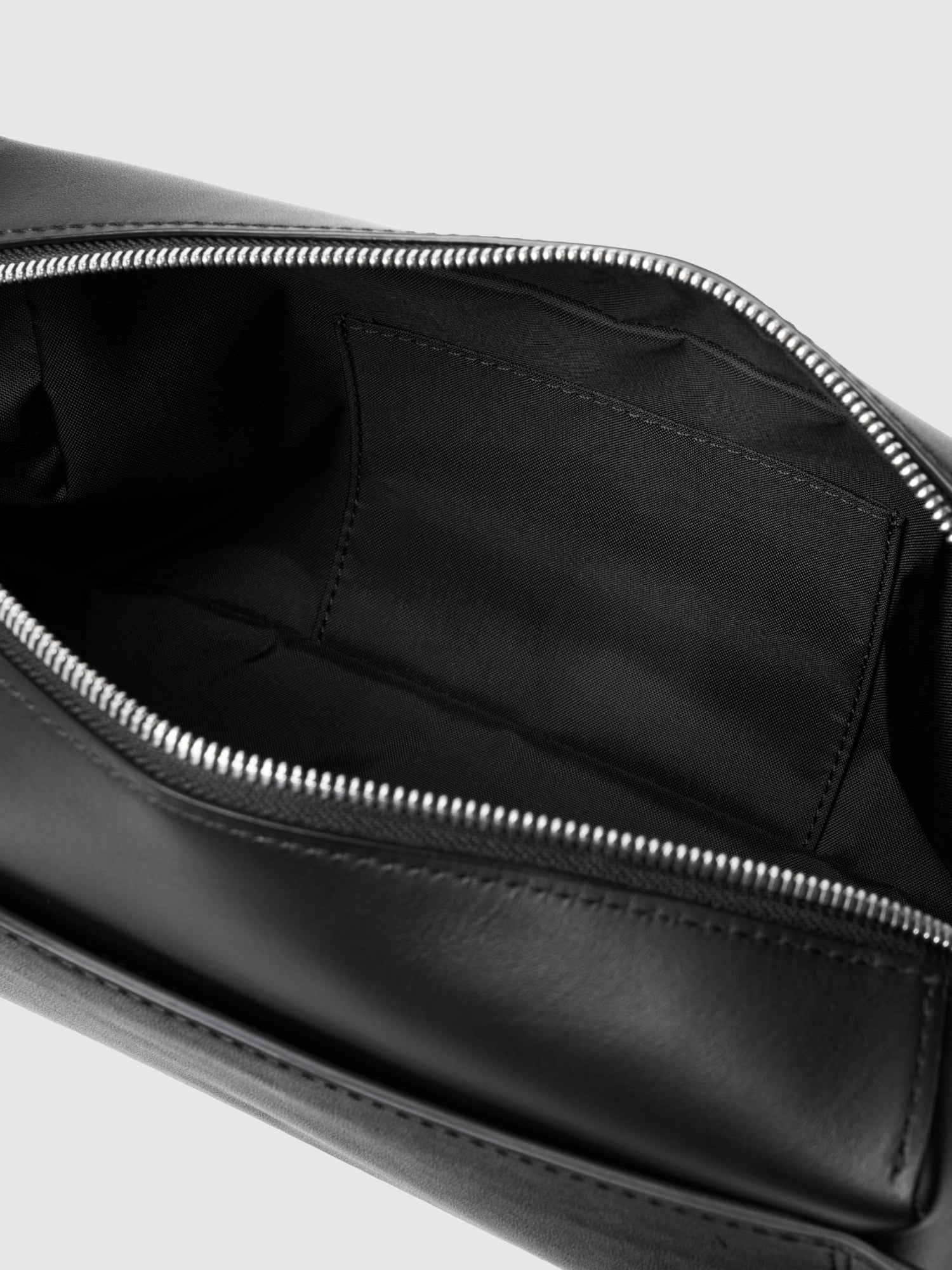 【新発売】ストレイヴン クロスボディバッグ