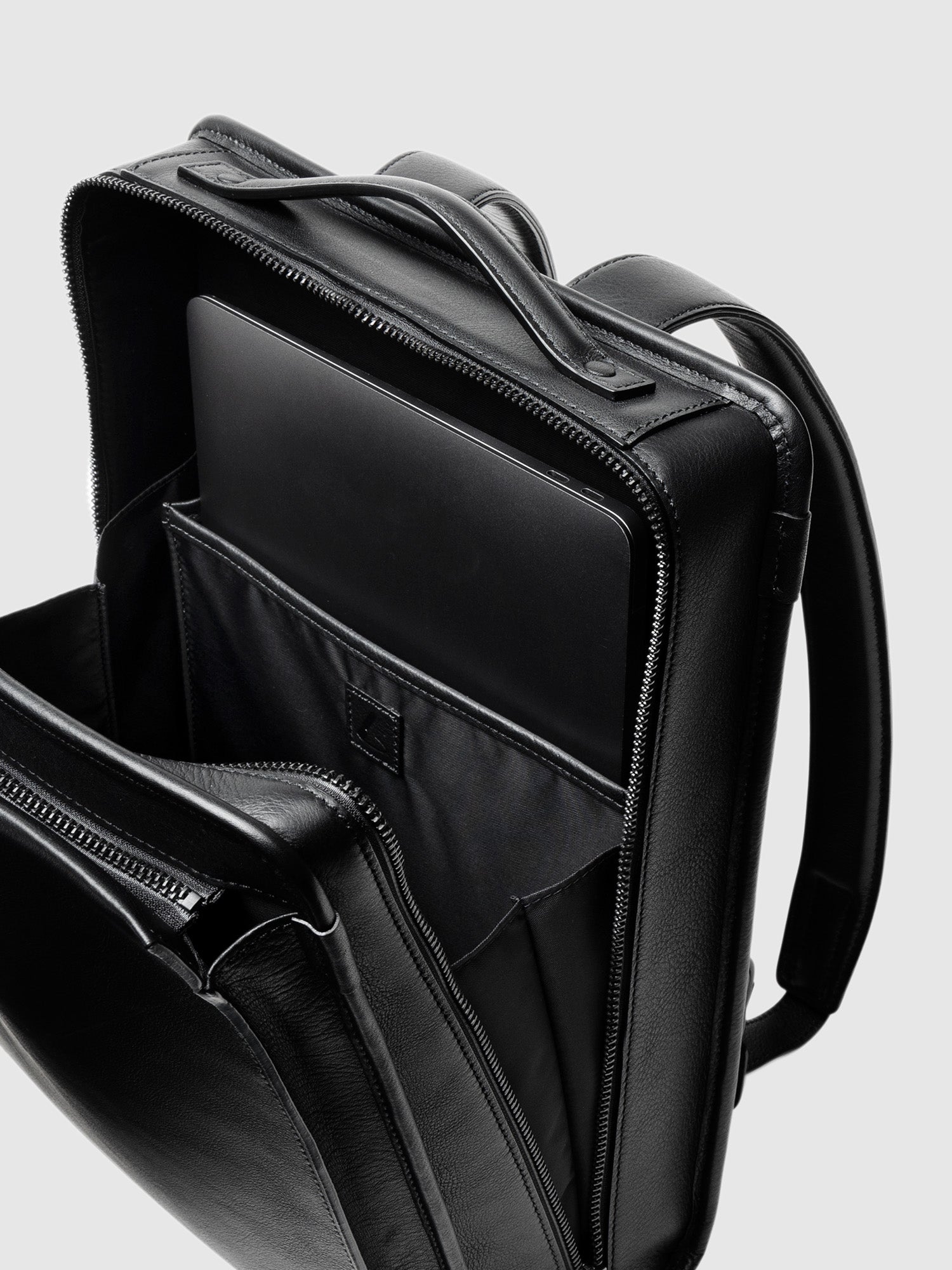 ヴァイノ ミディアムスクエアバックパック(防水)