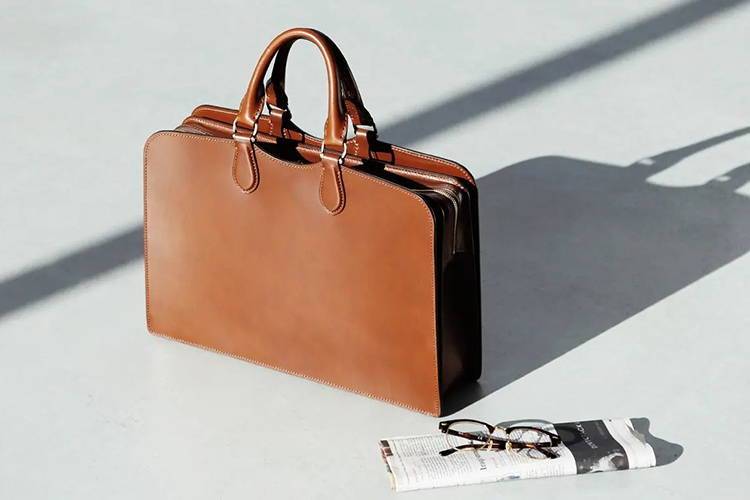 「MAGNUS」紳士のためのブリーフケース