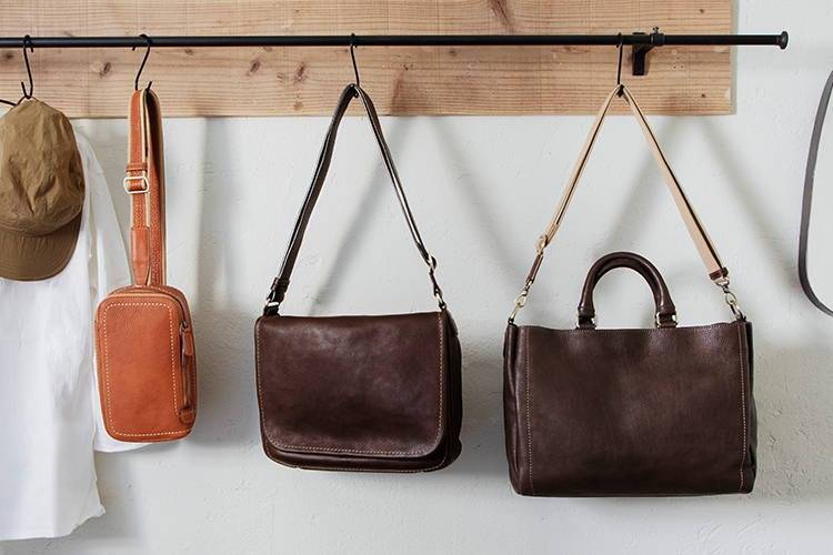 「トーンオイルヌメ」で選ぶ、大人の休日ショルダー。