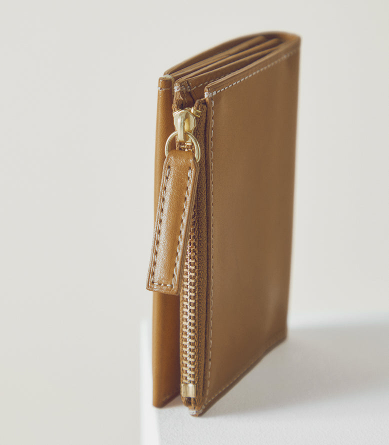 モダンで華やかな印象を表現する
真鍮色の金具ファスナー