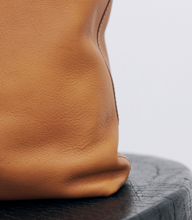 土屋鞄を代表する革素材
「オイルヌメ革」