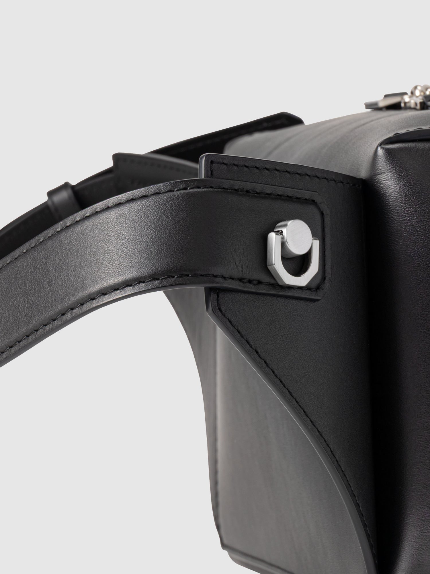 【新発売】ストレイヴン  クロスボディバッグ