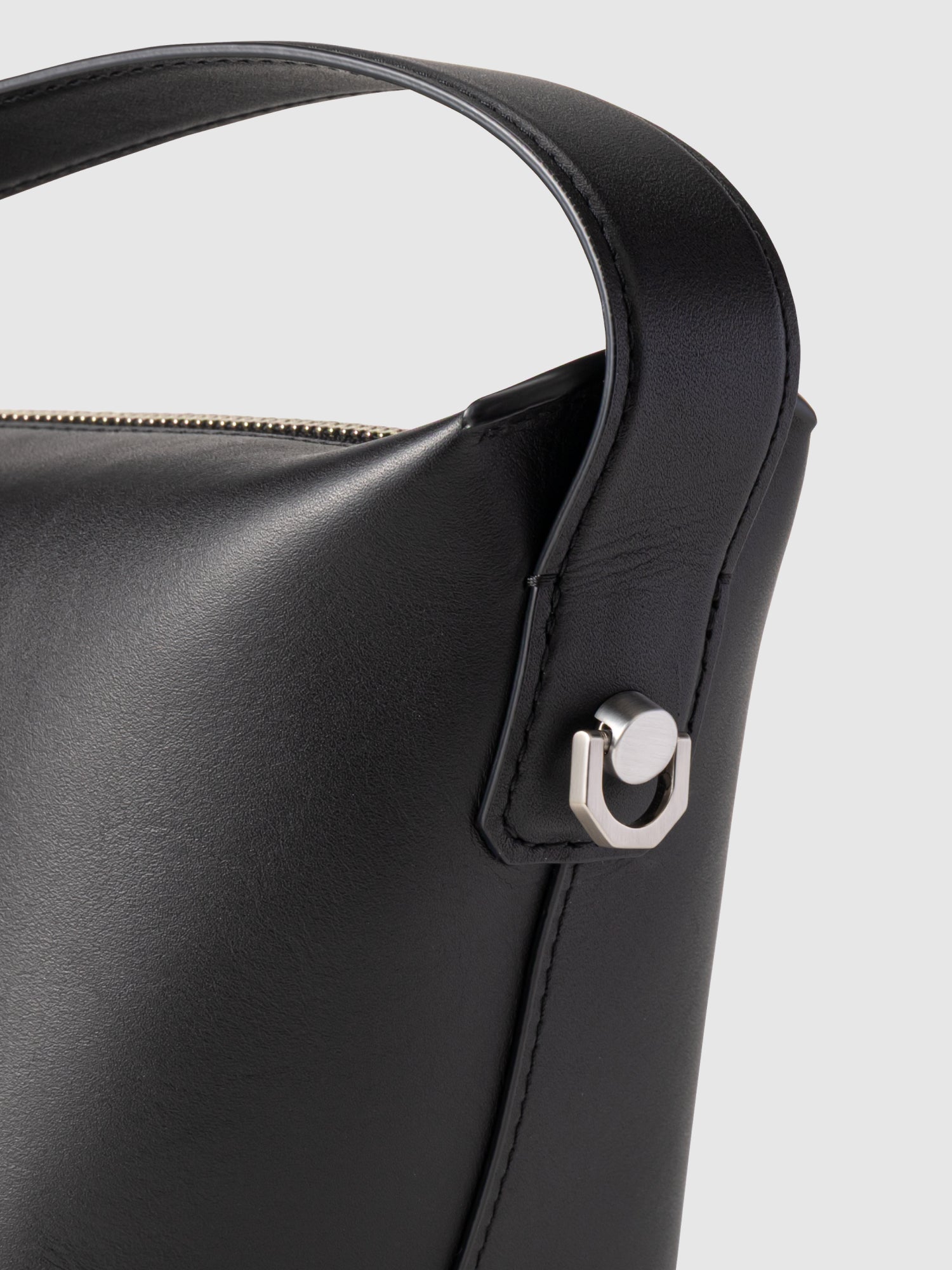 【新発売】ストレイヴン  ミディアムショルダー