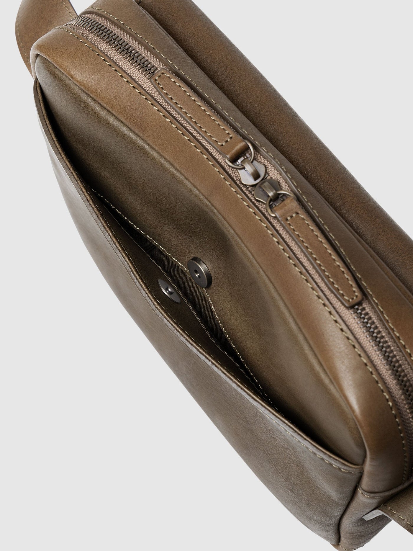 数量限定色】ビークル スモールフラップショルダー – ショルダーバッグ  