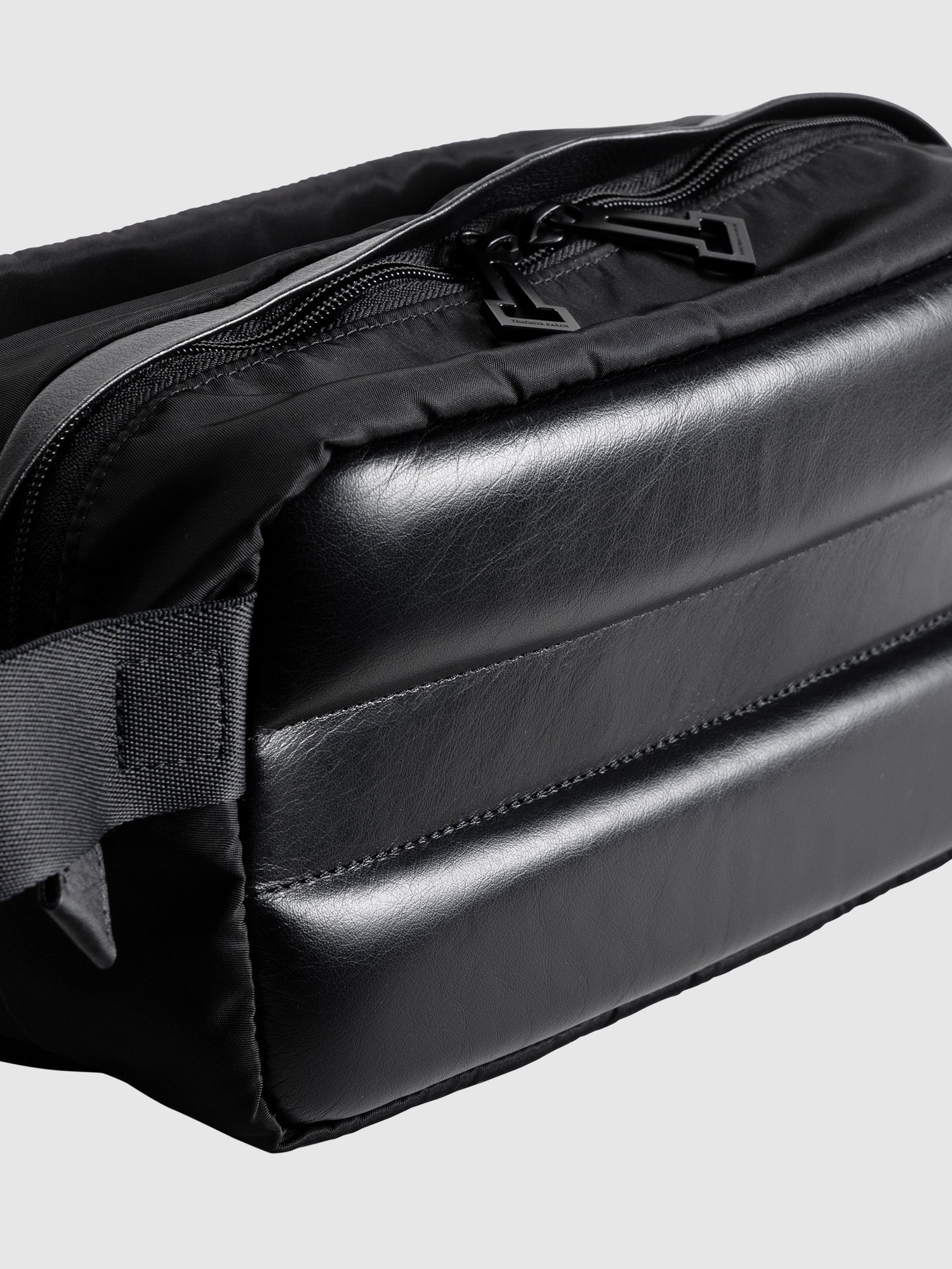 【数量限定型】60周年モデル 60Solid Crossbody bag